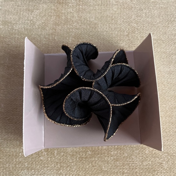 VINTAGE (1988) AVON RUFFLE PIN - Picture 3 of 4